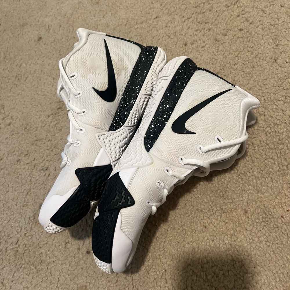 Nike Kyrie 4 Basketball Shoes - Picture 2 of 6